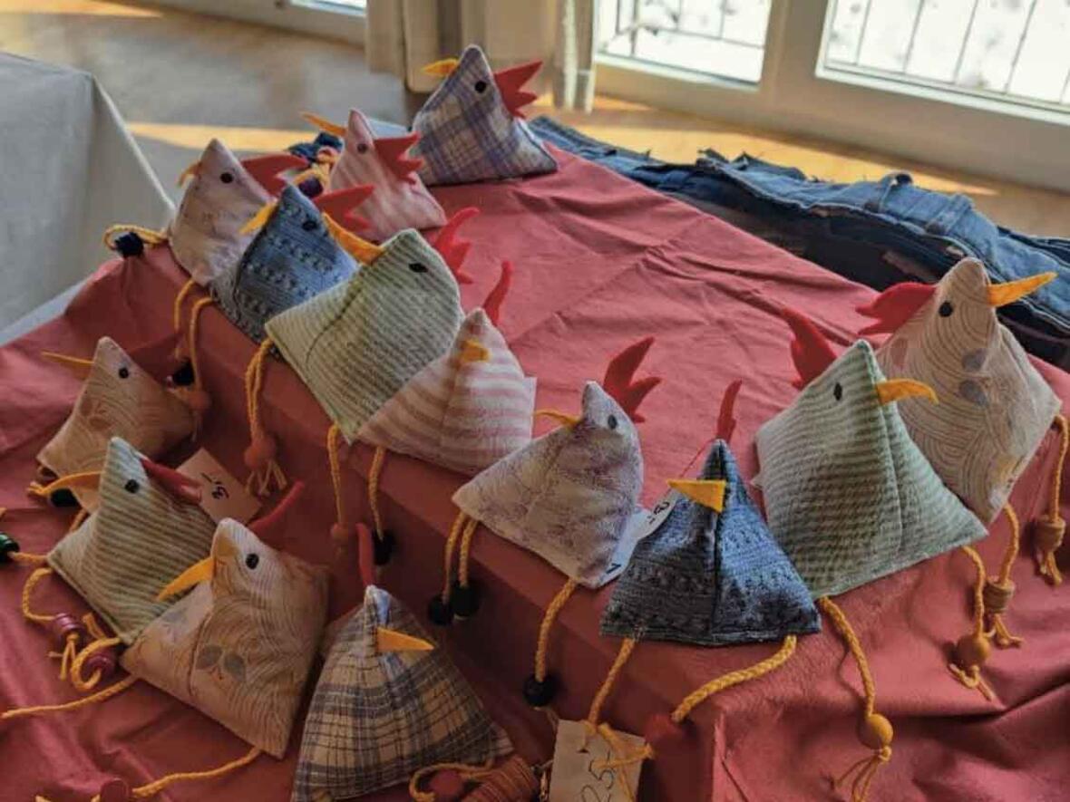 Diese dekorativen Hühner wurden aus Stoffresten hergestellt. (Foto: Kolpingfamilie Kriegshaber)