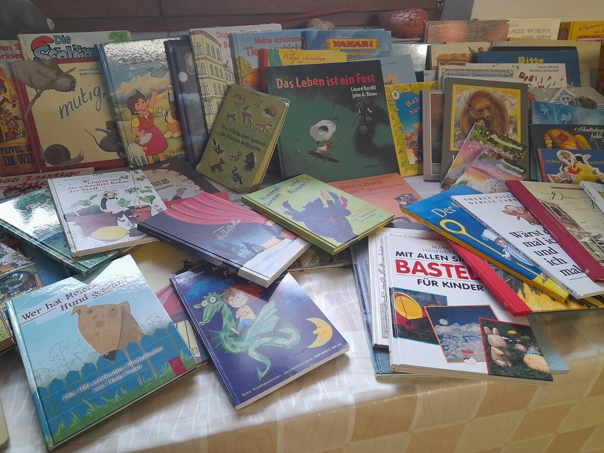 Viele tolle Bücher wurden für den Bücherschrank gespendet. (Foto: Heimat- und Kulturverein Aresing/Team Endres)