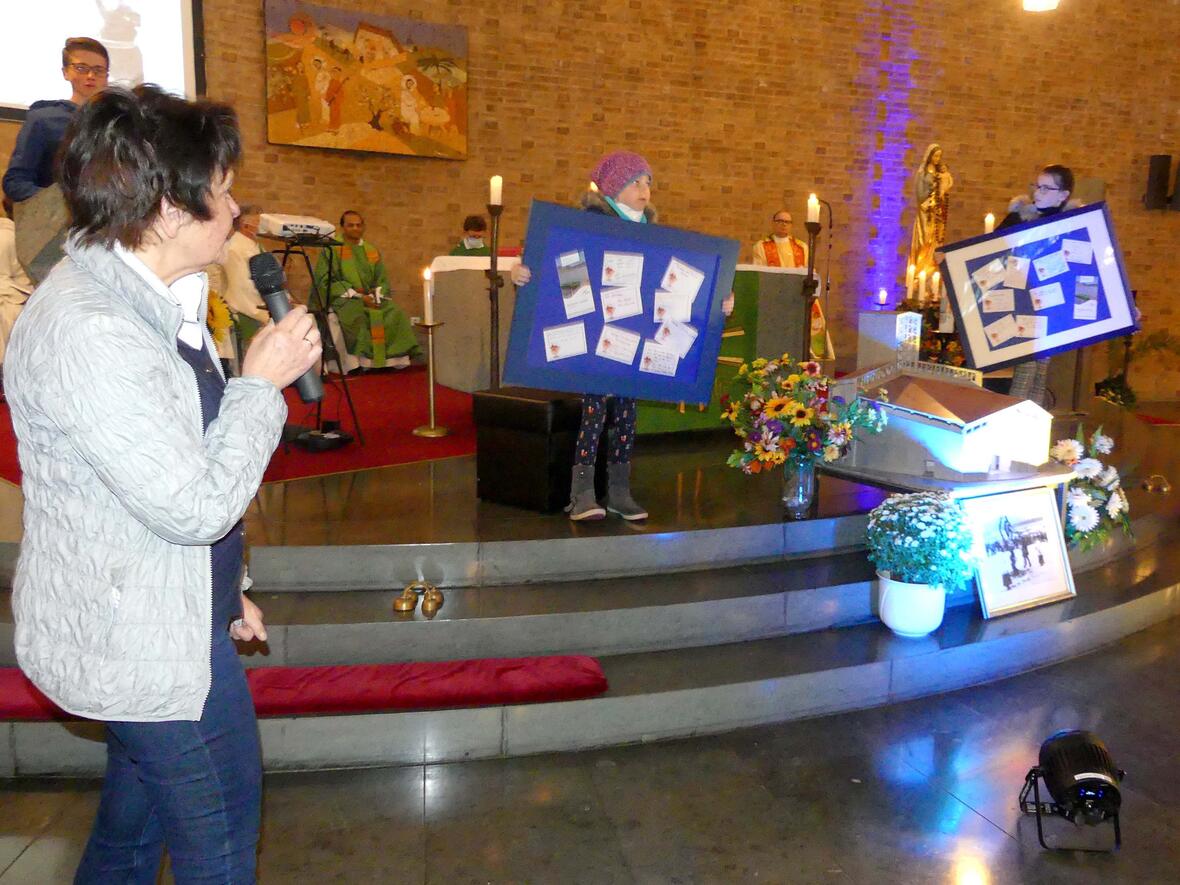 Pfarrhelferin Brigitte Böck präsentierte Ideen zum Thema Schöpfung, die während des Familien-Gottesdienstes zusammengetragen wurden. Auf einer Leinwand wurden Bilder von Kindern und Jugendlichen gezeigt, die sie als „Influencer fürs Klima“ geschossen hatten. (Fotos: Manfred Sailer, PG Füssen).  