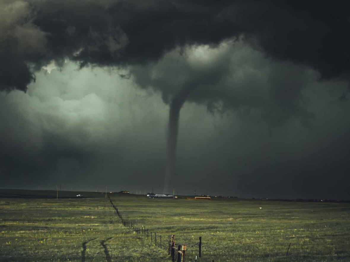 Windhose eines Tornados in den USA. (Symbolfoto: Nikolas Noonan/unsplash.com)