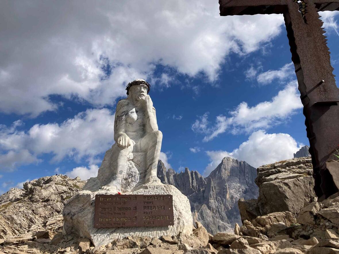 Figur cristo pensante/nachdenkender Jesus/Passo Rolle in den Dolomiten. (Foto: Karl-Georg Michel)