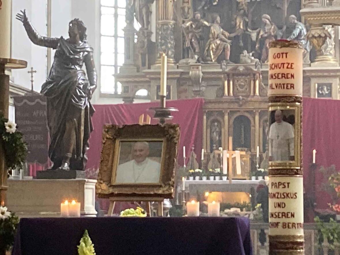 Gedenken an den Verstorbenen in der Basilika St. Ulrich und Afra. (Foto: Karl-Georg Michel)