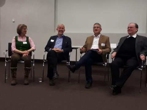 mensch-und-tier-sitzen-in-einem-boot3964678