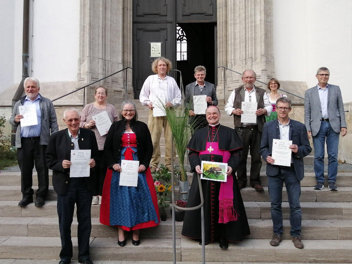 Nach der Urkundenübergabe (v.l.): Ottmar Vellinger (Straßberg), Christoph Kähny (Willishausen), Gertrud Hitzler (Aindling), Elfriede Ebner (Kaufbeuren), Helmut Heiler (Kaufbeuren), Anton Eichner (Pfründestiftungsverbund), Bischof Bertram, Reinhold Gradl (Kaufbeuren), Andrea Kaufmann-Fichtner (Umweltbeauftragte Bistum Augsburg), Dieter Kling (Unterbechingen), Siegfried Fuchs (Umweltberater). (Foto: Fachbereich Kirche und Umwelt)