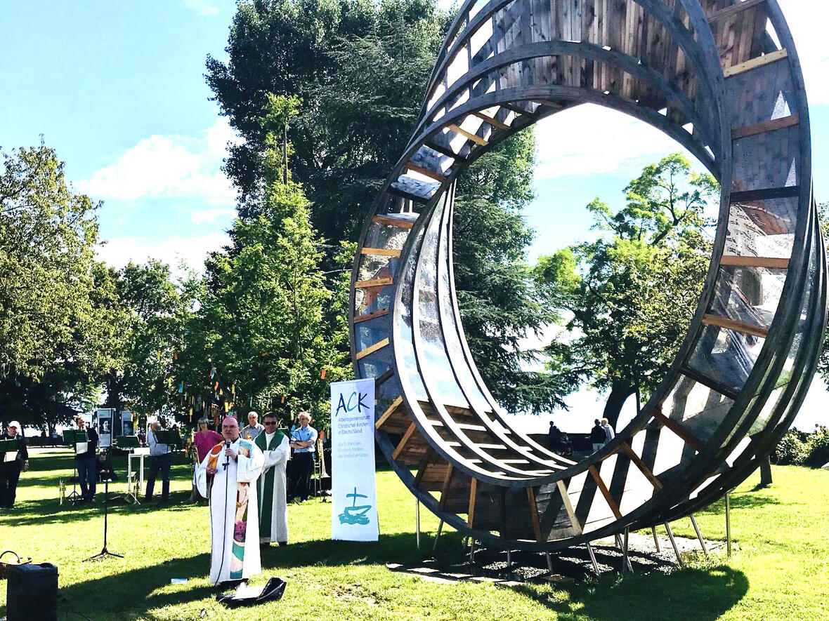 Bischof Bertram vor dem "Ring of Peace" auf dem Gelände der Gartenschau Lindau (Foto: Fachbereich Kirche und Umwelt im Bistum Augsburg).