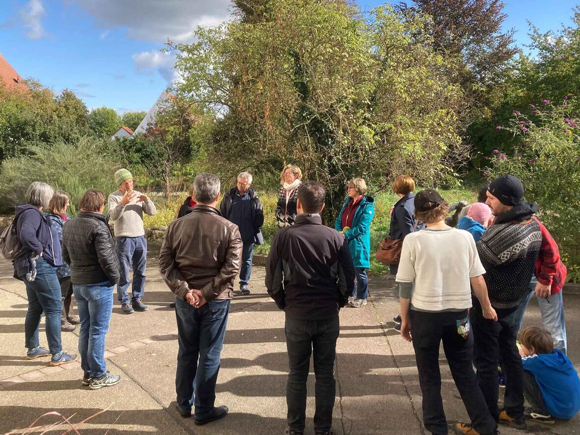 Hier erklärt Martin Rutz gerade den Permakultur-Garten des Klosters. (Foto: Karl-Georg Michel)