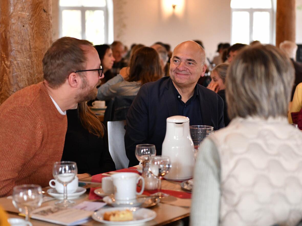 Die Verleihung fand in gemütlichem Rahmen bei Kaffee und Kuchen statt. (Foto: Maria Rösch / pba) 