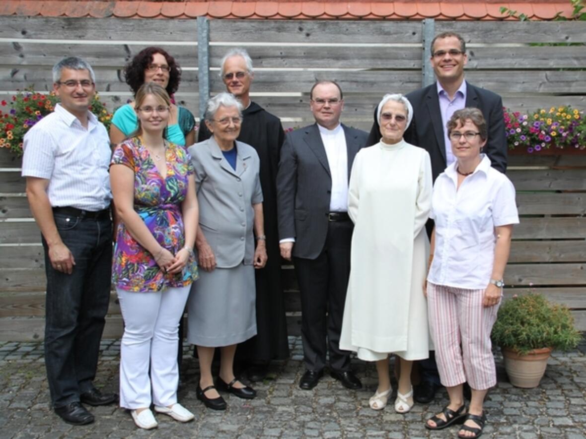hintere Reihe: Anton Stegmair, Inge Pecher, Br. Coelestin Rapp OSB, Gregor Uhl; vordere Reihe: Katharina Heidelberger, Sr. M. Gertrud Karlitschek OSF, Prälat Dr. Bertram Meier, Sr. Charlotte Engelhart OP, Andrea Decke (Foto: Weltkirche)