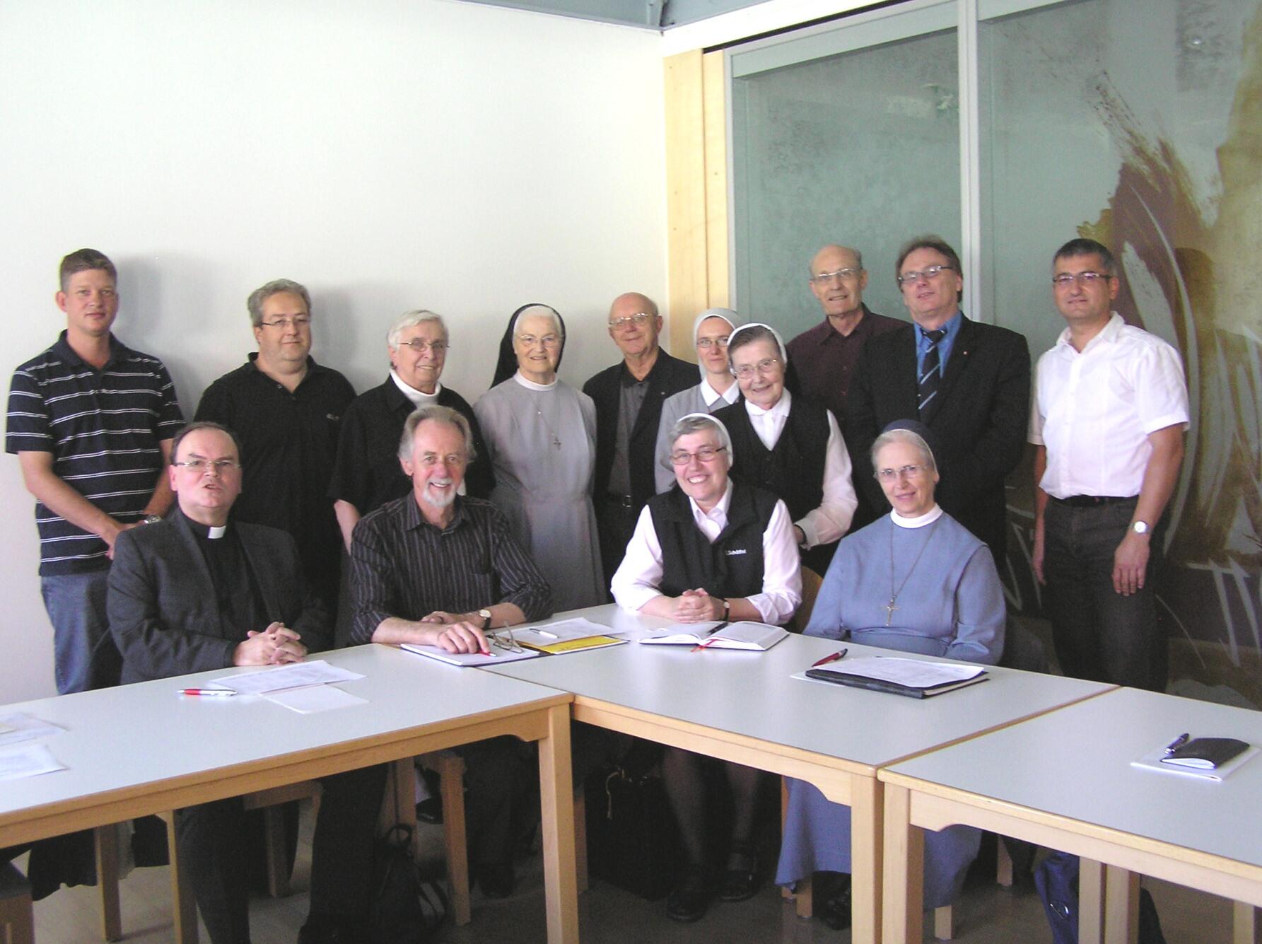 Die Teilnehmer am Jahrestreffen mit Prälat Dr. Bertram Meier (sitzend, links)