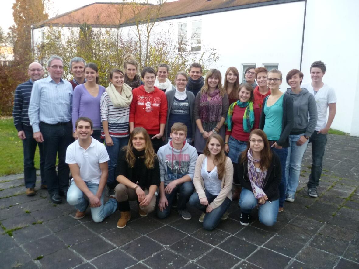 Die Teilnehmer und Veranstalter beim Gruppenbild