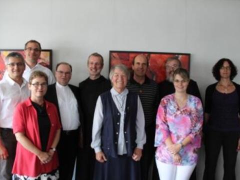 Foto (Lang Martin): Zum Gruppenfoto stellten sich die Heimat-Urlauber-Missionare während des Treffens in der Ulrichswoche zusammen mit Domdekan Prälat Dr. Bertram Meier (4. von links). Von links: Anton Stegmair, Gregor Uhl, Andrea Decke, Pater Thomas Leitner, Sr. Justina Schilling, Pfarrer Hubert Mößmer, Pater Gerhard Lagleder, Katharina Heidelberger und Inge Pecher