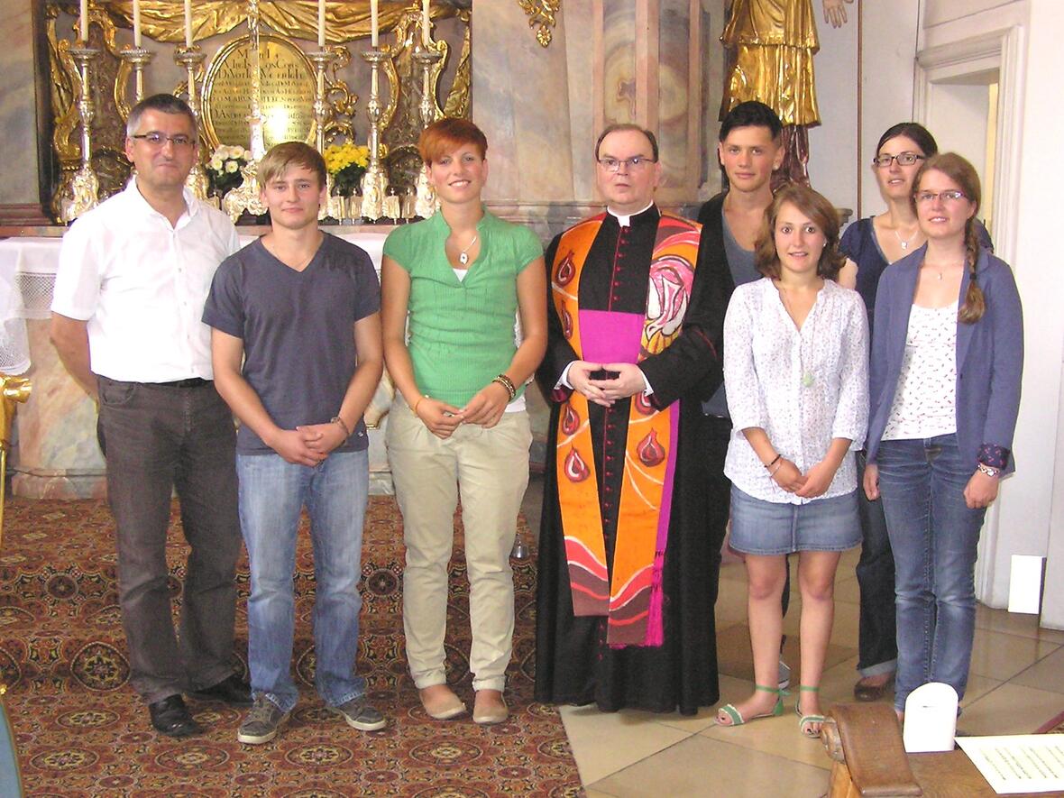 Die Freiwilligen bei der Aussendung im Augsburger Dom