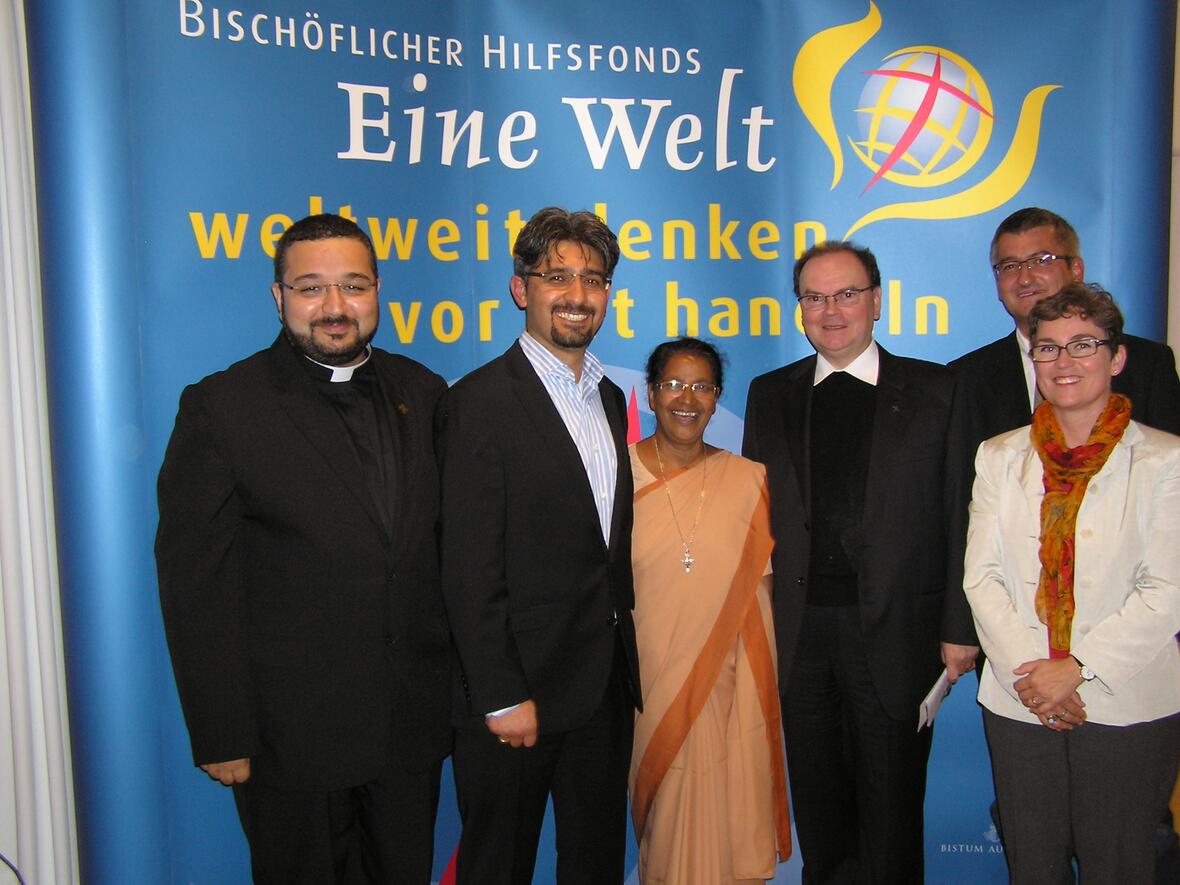 Die Referenten des Abends zusammen mit dem Team von der Stiftung Eine Welt: von links: Pater Paulus Sati, Dr. Timo Güzelmansur, Sr. Paulit  Kannampuzha, Prälat Dr. Bertram Meier, Anton Stegmair und Andrea Decke