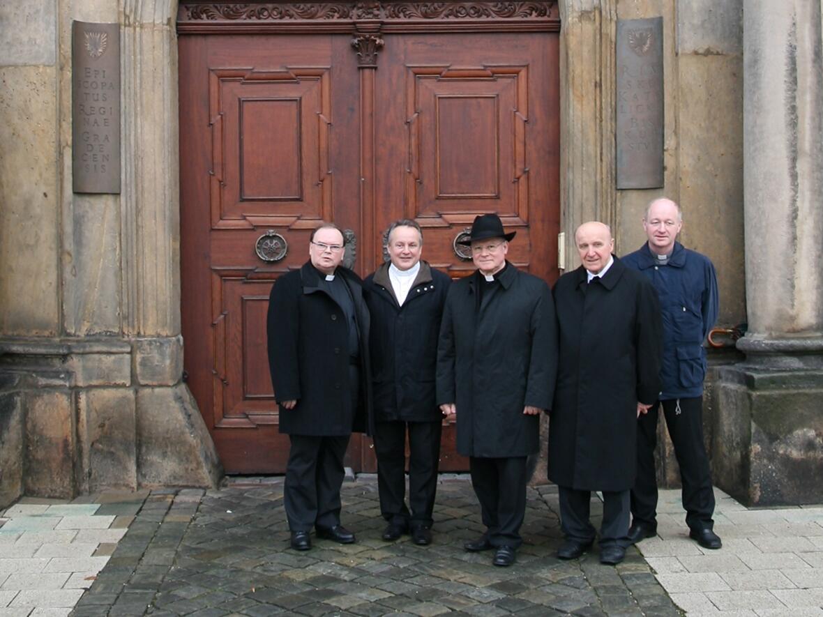 Vor dem Portal der bischöflichen Residenz von Königgrätz: Prälat Bertram Meier, Bischof Jan Vokal, Bischof Konrad Zdarsa, Generalvikar Josef Socha und Pastoralamtsleiter Karel Moravec (von links). 