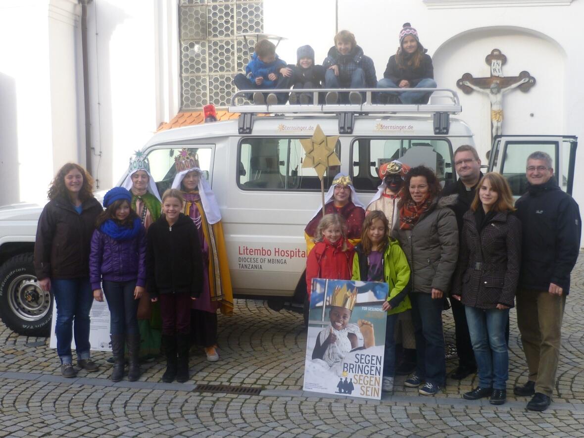 Pfaffenhofener Sternsinger vor dem Sternsinger-Jeep