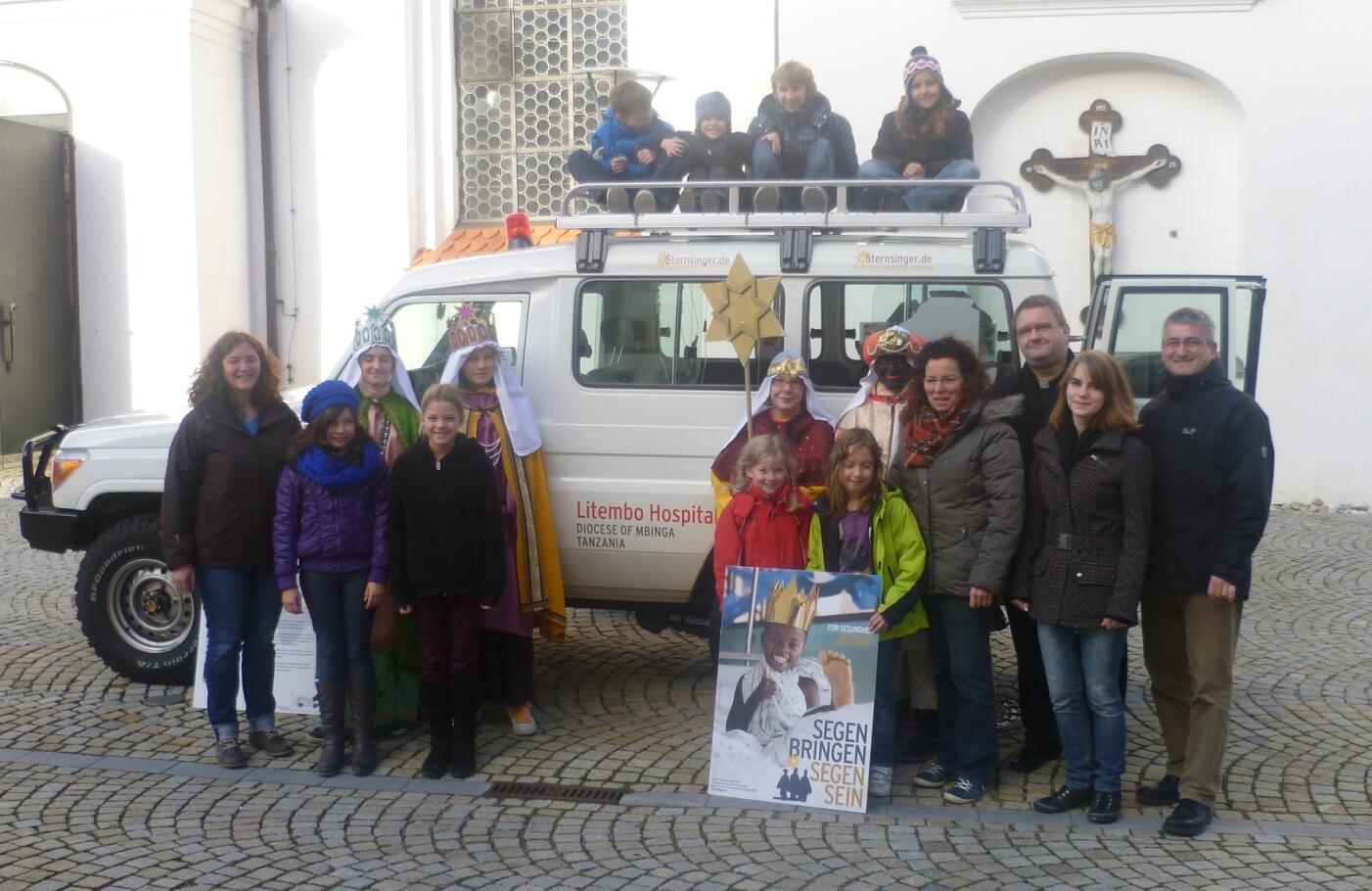 Pfaffenhofener Sternsinger vor dem Sternsinger-Jeep