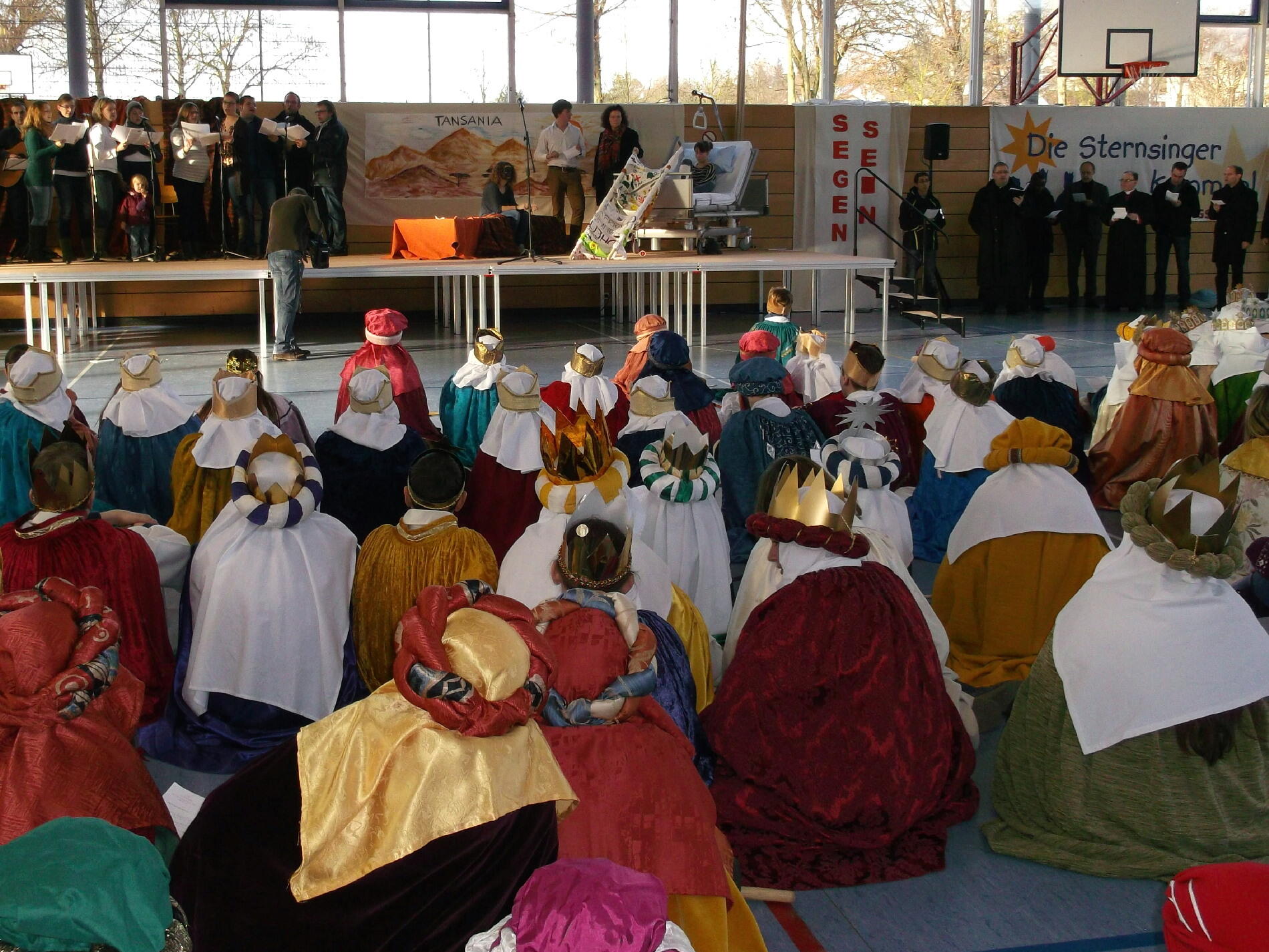 Eine Einführung in das Thema Gesundheit in Tansania in der Turnhalle