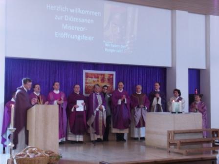 Prälat Dr. Bertram Meier (4. von links) zelebrierte den Familiengottesdienst zur Eröffnung der Miseror-Fastenaktion in Dinkelscherben. Rechts neben ihm Bischof Juan Bautista Gavilán.