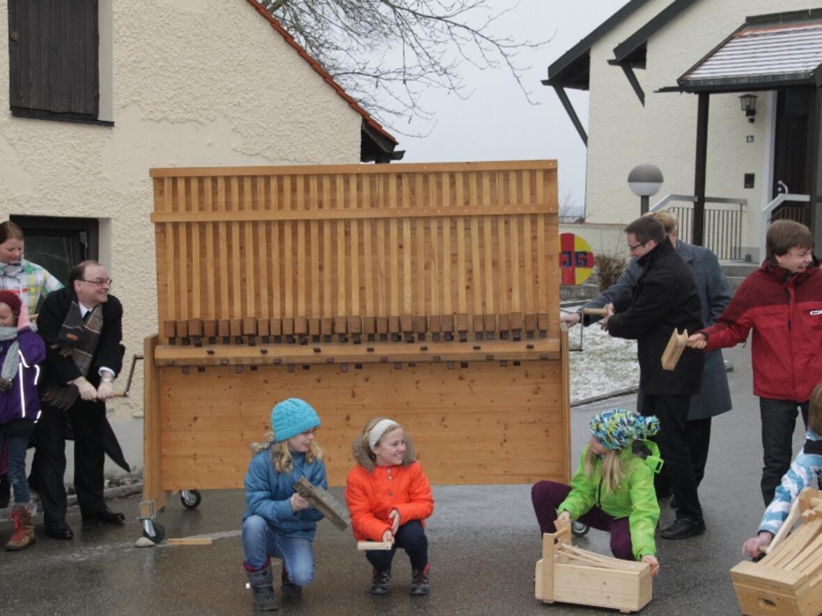 Prälat Dr. Bertram Meier (li) und Kaplan Christoph Wasserrab eröffneten mit der weltgrößten Rätsche die diözesane Rätschaktion in Oberbeuren