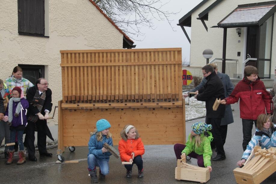 Prälat Dr. Bertram Meier (li) und Kaplan Christoph Wasserrab eröffneten mit der weltgrößten Rätsche die diözesane Rätschaktion in Oberbeuren