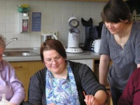 Joanna Gromadzka (rechts) und Aneta Gulan (sitzend) aus Polen besuchten im Rahmen der Renovabisaktion 2013 verschiedene Abteilungen der Regens-Wagner-Einrichtung in Dillingen an der Donau. Aneta Gulan griff auch gleich zum Pinsel, um in der Tagesbetreuung mit den Bewohnern der Einrichtung zu malen