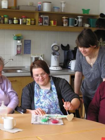 Joanna Gromadzka (rechts) und Aneta Gulan (sitzend) aus Polen besuchten im Rahmen der Renovabisaktion 2013 verschiedene Abteilungen der Regens-Wagner-Einrichtung in Dillingen an der Donau. Aneta Gulan griff auch gleich zum Pinsel, um in der Tagesbetreuung mit den Bewohnern der Einrichtung zu malen