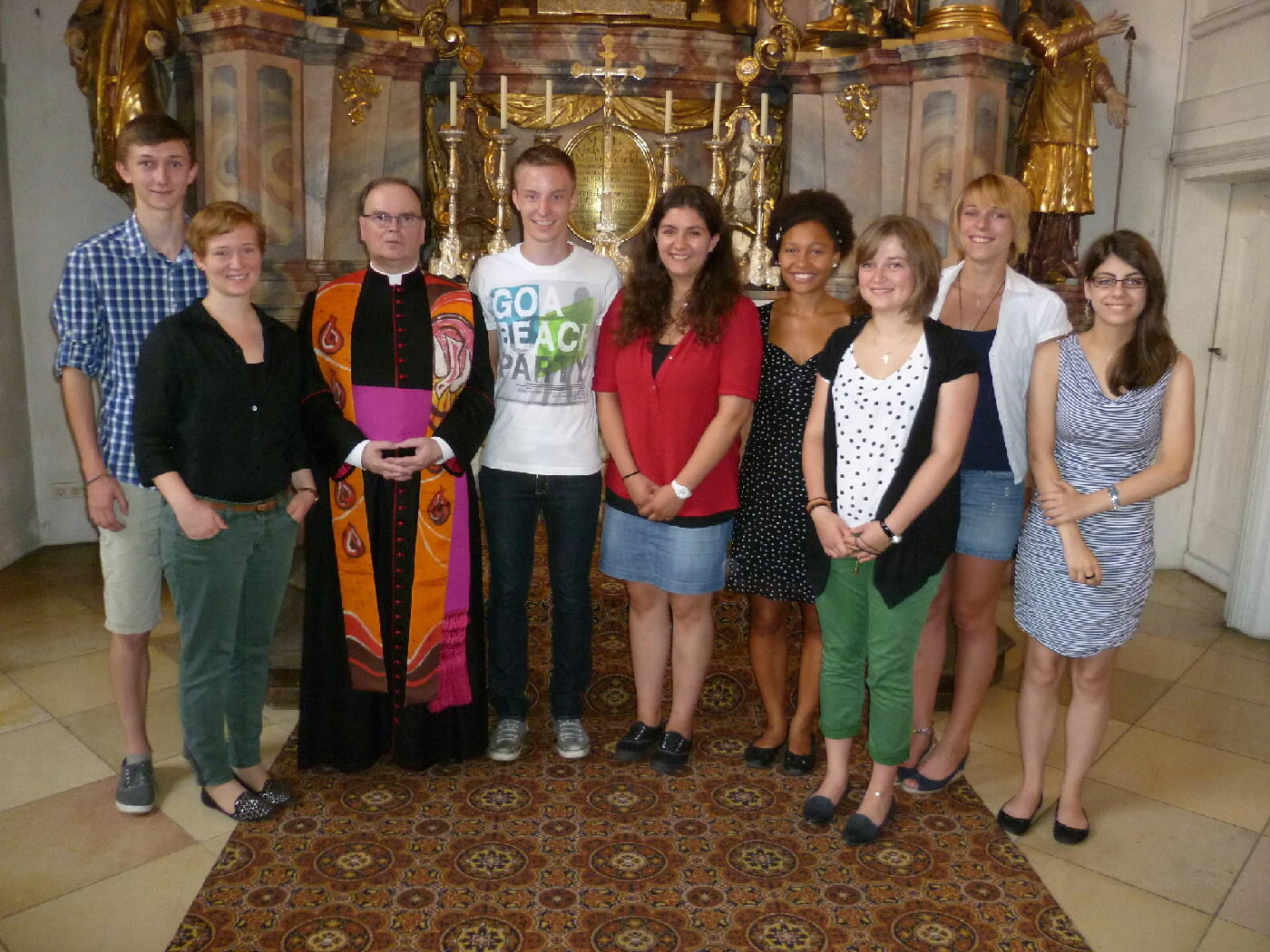 Domdekan Prälat Dr. Bertram Meier (3. von links) sandte am 3. August 2013 in der Marienkapelle des Augsburger Doms 8 junge Menschen zu einem Freiwilligendienst in Südafrika, Chile und Argentinien aus. Von links: Johannes Hahn, Eva Kellner, Patrick Schimanski, Caroline Braun, Theresa Rieger, Lena Hämmerle, Veronika Hofmann und Edith Hoffmann