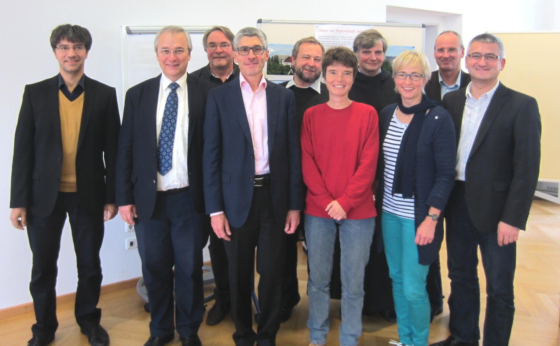 Der Arbeitskreis Schöpfung bewahren zusammen mit den beiden Hauptreferenten des Studientages. Von links: Dr. Thomas Wienhardt, Prof. Manfred Mauch, Christoph Wessel, Dr. Klaus Donaubauer, Pfr. Josef Kirchensteiner, Ursula Mai, Bruder Josef Götz OSB, Sabine Slawik, Andreas Hoffmann und Anton Stegmair