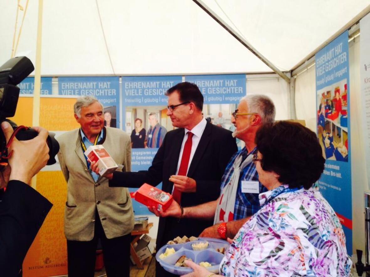 Minister Dr. Gerd Müller  im Gespräch mit Helmut Mangold und Ehrenamtlichen