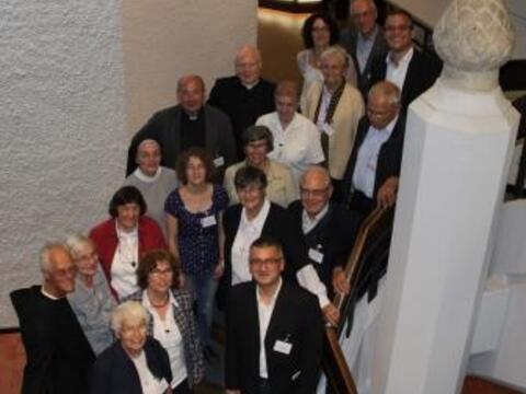Zum Gruppenfoto stellten sich die Heimat-Urlauber-Missionare während des Treffens in der Ulrichswoche zusammen mit Bischof Dr. Konrad Zdarsa (hinten Mitte) und Pfarrer Dr. Ulrich Lindl (links neben Bischof). 