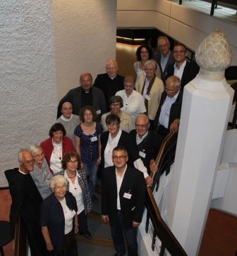 Zum Gruppenfoto stellten sich die Heimat-Urlauber-Missionare während des Treffens in der Ulrichswoche zusammen mit Bischof Dr. Konrad Zdarsa (hinten Mitte) und Pfarrer Dr. Ulrich Lindl (links neben Bischof). 
