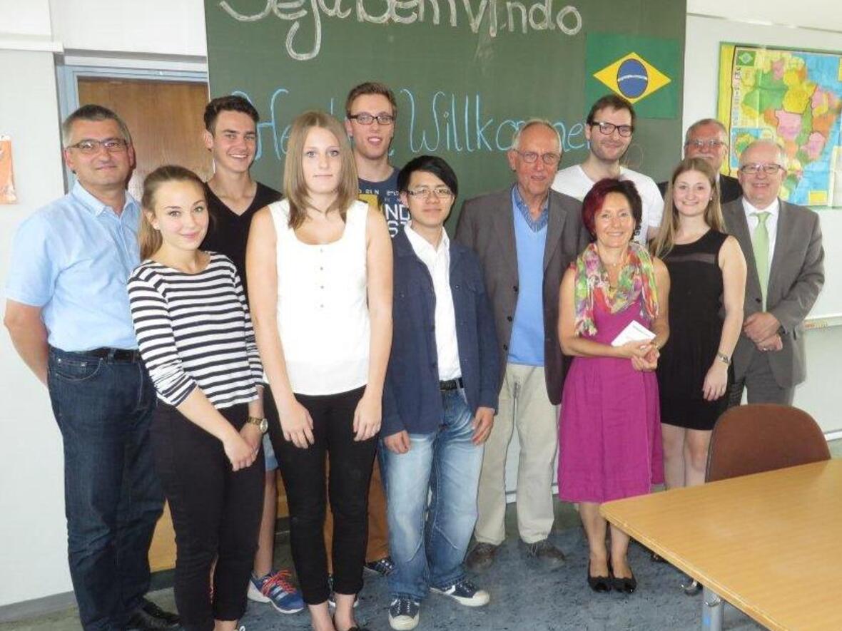 Prof. Dr. Paulo Suess (6. von rechts) berichtete an der Welserschule von seinen Erfahrungen in Brasilien