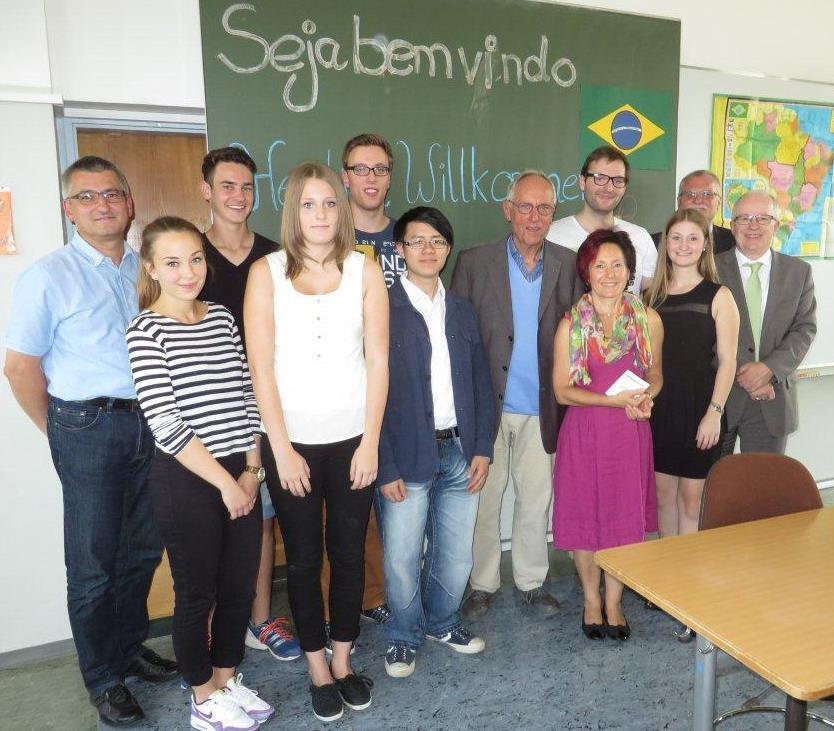 Prof. Dr. Paulo Suess (6. von rechts) berichtete an der Welserschule von seinen Erfahrungen in Brasilien