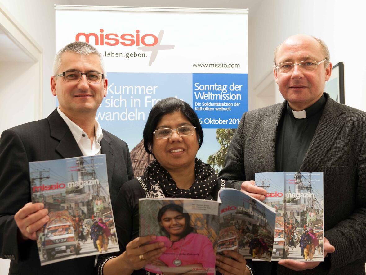 Von links: Anton Stegmair, Diözesanreferent in der Hauptabteilung „Kirchliches Leben“ im Bistum Augsburg, Sabina Rifat, Leiterin des WAKE-Projekts (Women And Kids Education) in Lahore (Pakistan) und Pfarrer Dr. Ulrich Lindl, Leiter der Hauptabteilung „Kirchliches Leben“ im Bistum Augsburg. (Foto: Maria Steber / pba)  
