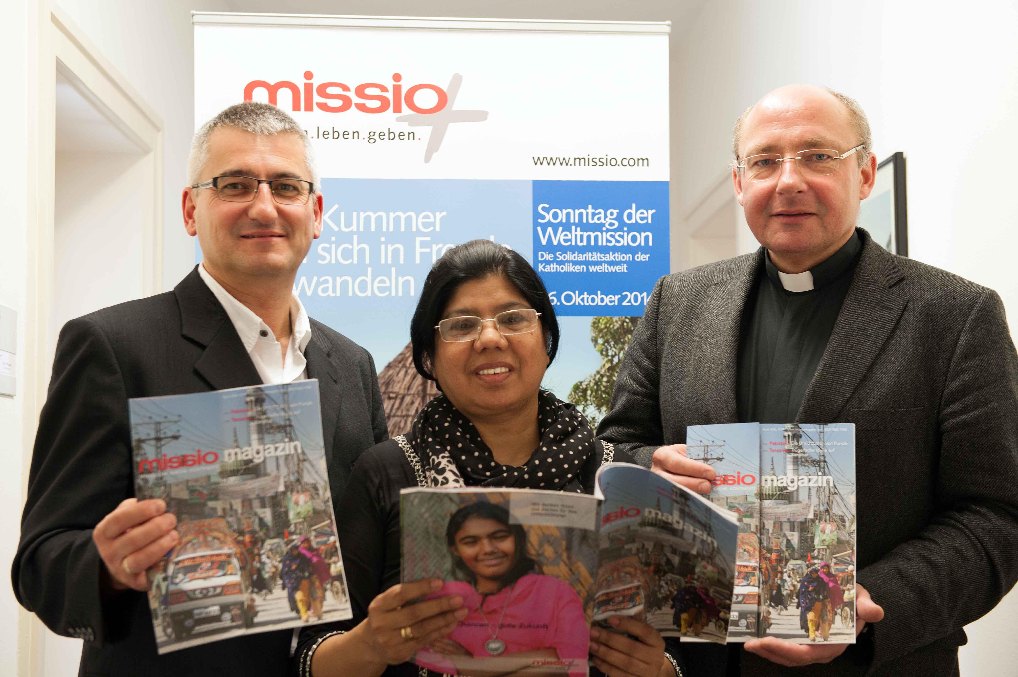 Von links: Anton Stegmair, Diözesanreferent in der Hauptabteilung „Kirchliches Leben“ im Bistum Augsburg, Sabina Rifat, Leiterin des WAKE-Projekts (Women And Kids Education) in Lahore (Pakistan) und Pfarrer Dr. Ulrich Lindl, Leiter der Hauptabteilung „Kirchliches Leben“ im Bistum Augsburg. (Foto: Maria Steber / pba)  