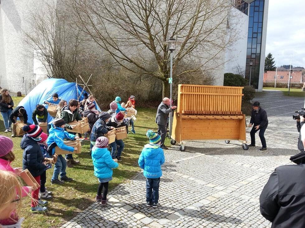 Pfarrer Dr. Ulrich Lindl (links an der Rätsche) und Bürgermeister Hubert Fischer eröffneten mit der weltgrößten Rätsche die diözesane Rätschaktion in Krumbach.
