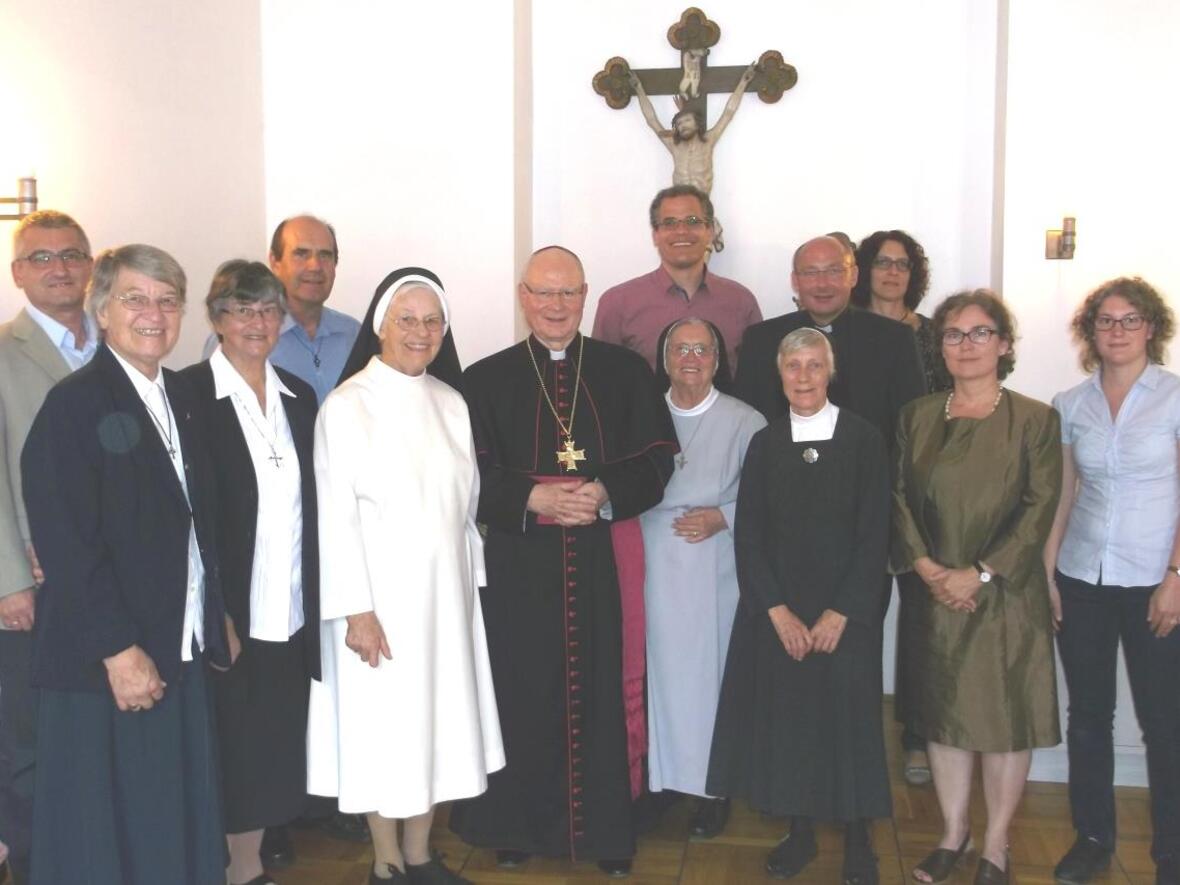Zum Gruppenfoto stellten sich die 5 Heimat-Urlauber-Missionare während des Treffens in der Ulrichswoche zusammen mit Bischof Dr. Konrad Zdarsa und den Mitarbeitern der Abteilung Mission-Entwicklung-Frieden 