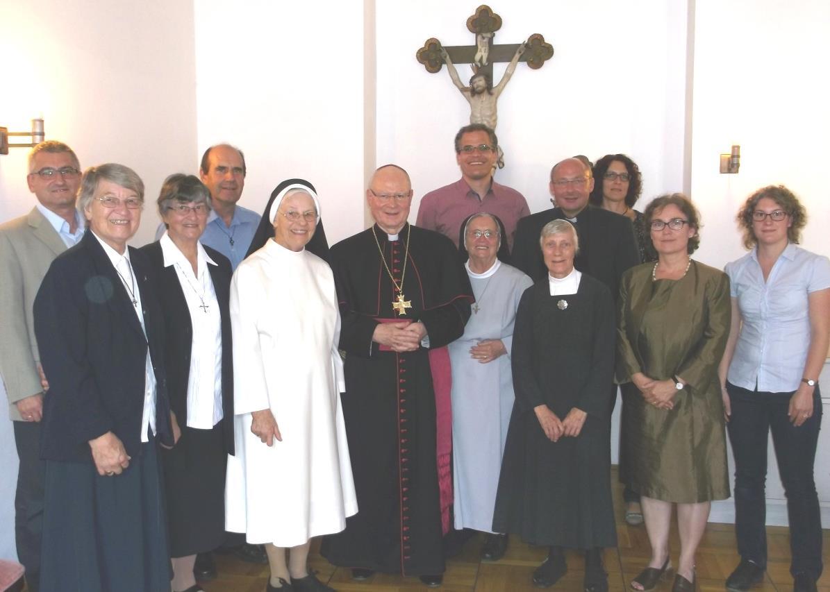 Zum Gruppenfoto stellten sich die 5 Heimat-Urlauber-Missionare während des Treffens in der Ulrichswoche zusammen mit Bischof Dr. Konrad Zdarsa und den Mitarbeitern der Abteilung Mission-Entwicklung-Frieden 