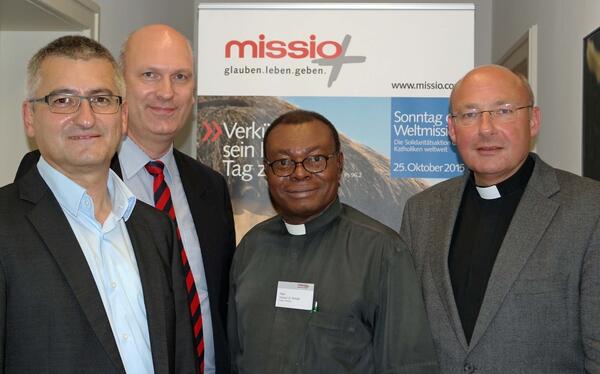 Anton stegmair, Dr. Christoph Goldt, Father Firmati Tarimo aus Tansania, Pfarrer Dr. Ulrich Lindl (von links). Foto: Romana Krölling /pba