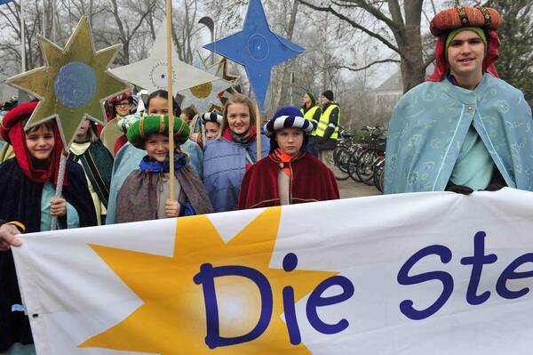 In Ihren Königsgewändern zogen die Kinder durch die Straßen Friedbergs