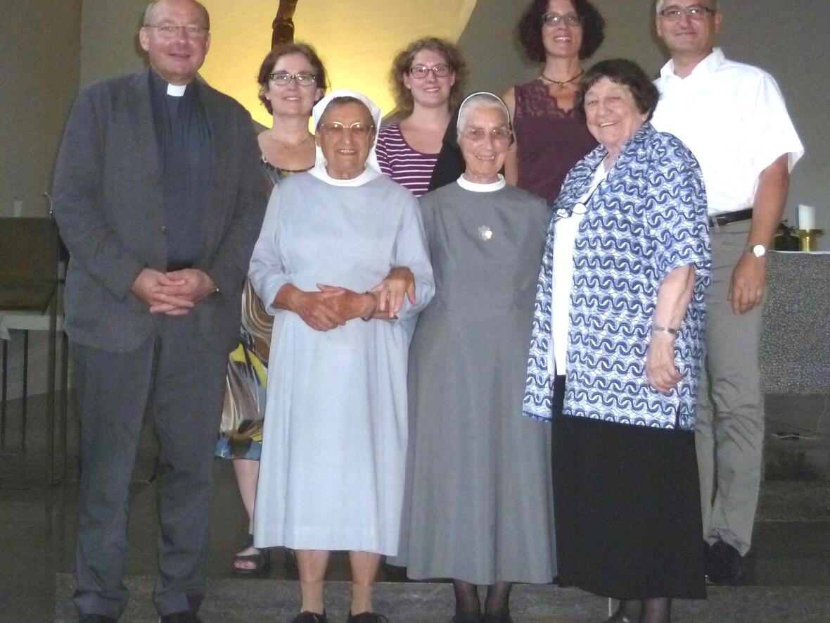 Die Teilnehmer des Heimaturlauber-Treffens: von links, hintere Reihe: Pfarrer Dr. Ulrich Lindl, Andrea Decke, Silvia Woidschützke, Ingeborg Pecher und Anton Stegmair, vorne: Schwester Hilde Martin OSB (Missions-Benediktinerin von Tutzing; Brasilien), Schwester Marlinde Zink OSF (Mallersdorfer Schwestern; Südafrika), Schwester Beate Roger MC (Missionarin Christi; ehm. Republik Kongo)