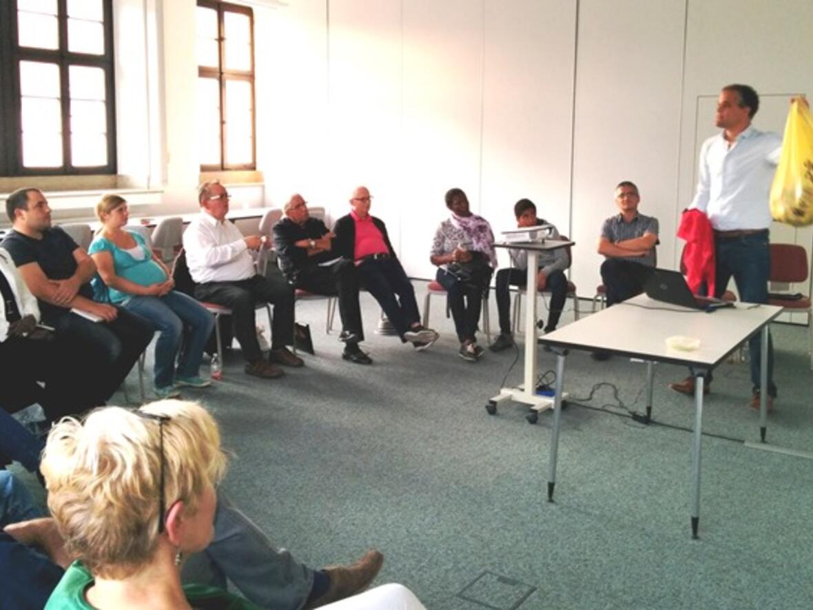 Gregor Uhl stellt die Arbeitsweise der aktion hoffnung vor