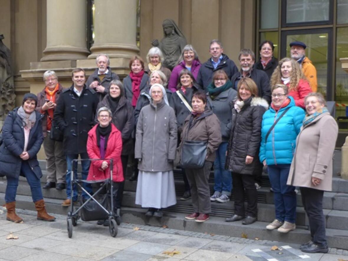 Die Gruppe der Studienfahrt vor der Frankfurter Börse