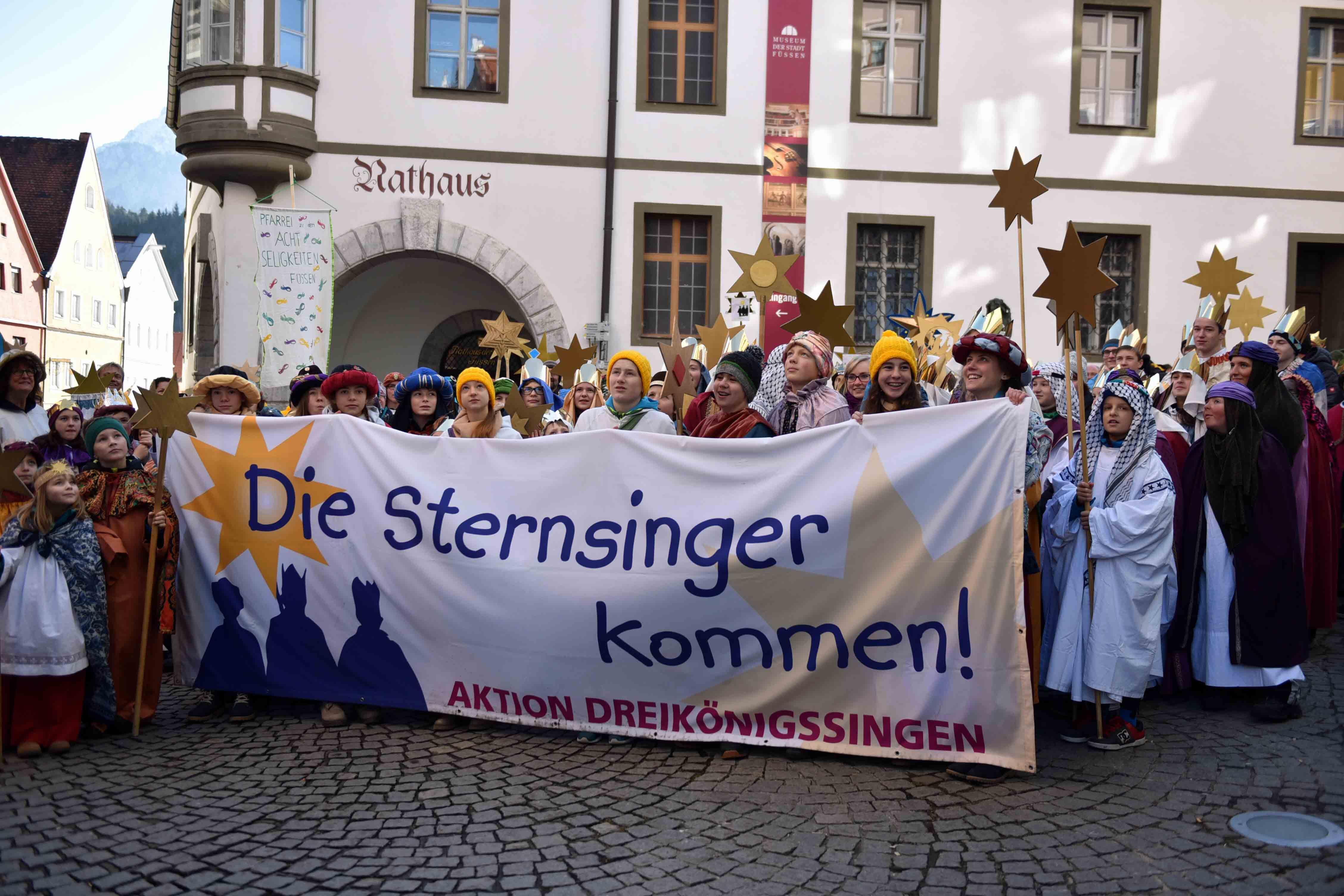 Sternsinger aus der ganzen Diözese Augsburg kamen heute zur Aussendung nach Füssen. (Fotos: Maria Steber / pba)