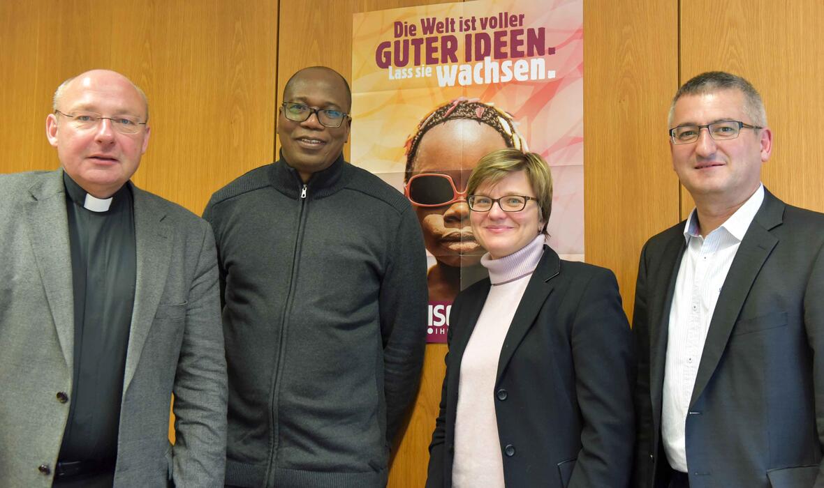 Pfarrer Dr. Ulrich Lindl, Leiter der Hauptabteilung III – Kirchliches Leben im Bistum Augsburg, Abbé Isidore Ouédraogo, Generalsekretär von OCADES/Caritas in Burkino Faso, die Übersetzerin von Misereor, Anton Stegmair, Referent für Weltkirche im Bistum Augsburg (v.links). Foto: Maria Steber / pba.  