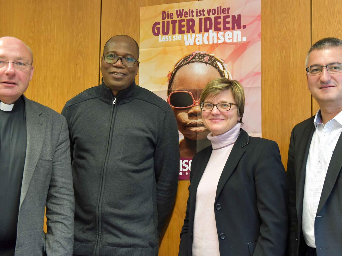 Pfarrer Dr. Ulrich Lindl, Leiter der Hauptabteilung III – Kirchliches Leben im Bistum Augsburg, Abbé Isidore Ouédraogo, Generalsekretär von OCADES/Caritas in Burkino Faso, die Übersetzerin von Misereor, Anton Stegmair, Referent für Weltkirche im Bistum Augsburg (v.links). Foto: Maria Steber / pba.  