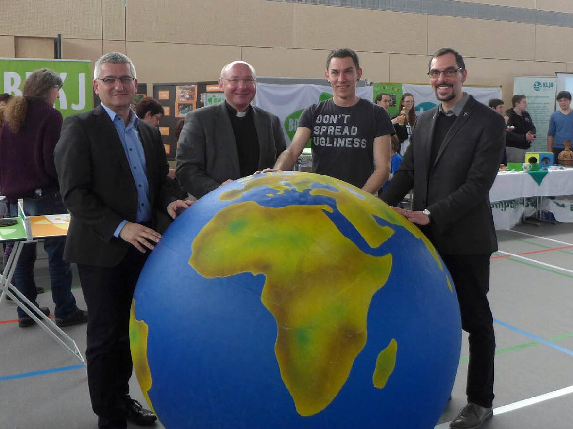 Das Leitungsteam der diesjährigen Eröffnungsaktion (v.l.): Anton Stegmair und Pfarrer Dr. Ulrich Lindl von der Abteilung Mission-Entwicklung-Frieden sowie Norbert Harner und Pfarrer Dominik Zitzler vom BDKJ Augsburg. (Foto: Abteilung Mission-Entwicklung-Frieden)
