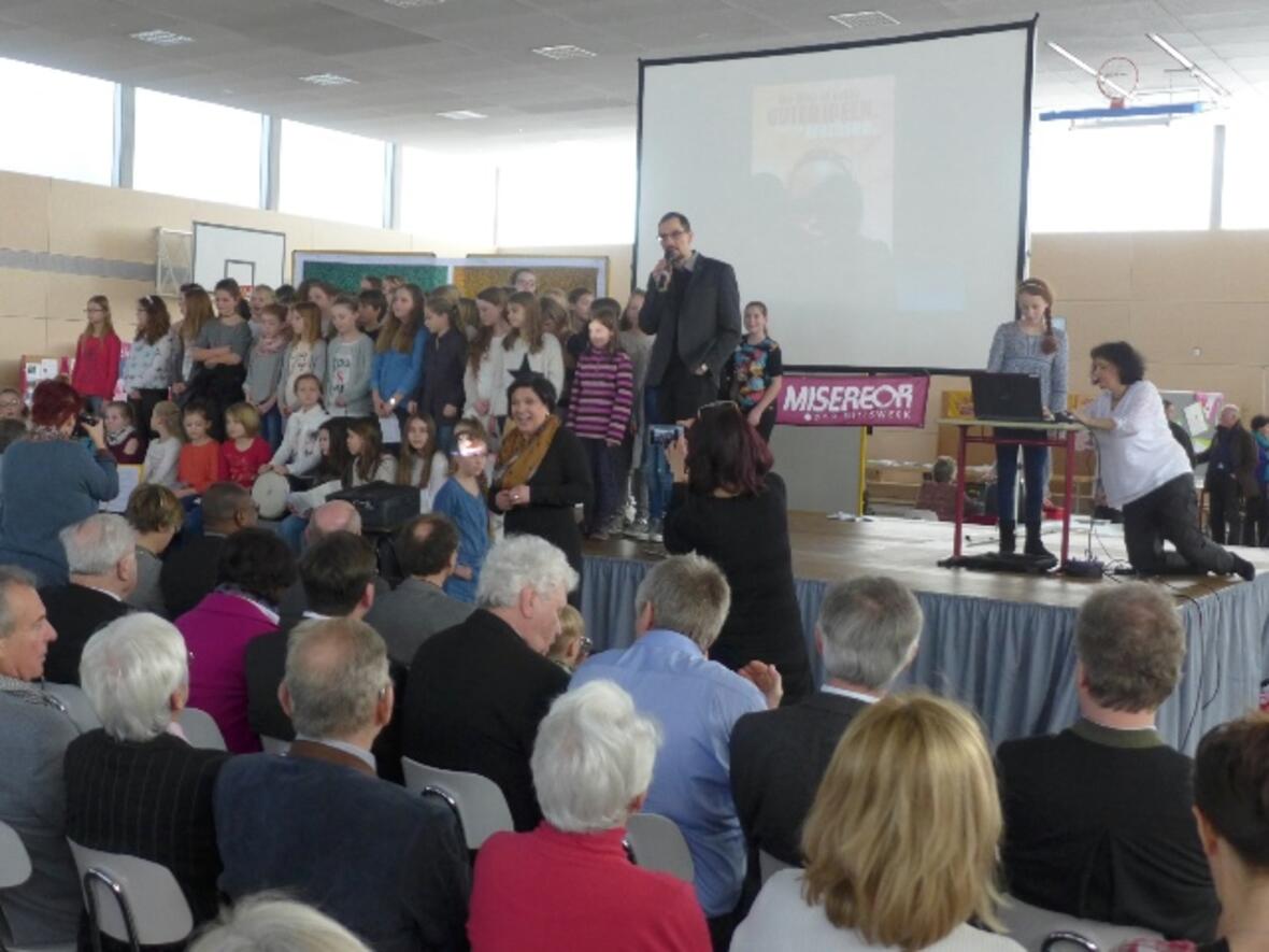 Der Schulchor der Maria-Ward-Realschule in Schrobenhausen beteiligte sich an der Eröffnungsfeier. BDKJ-Präses Dominik Zitzler führte durchs Programm.