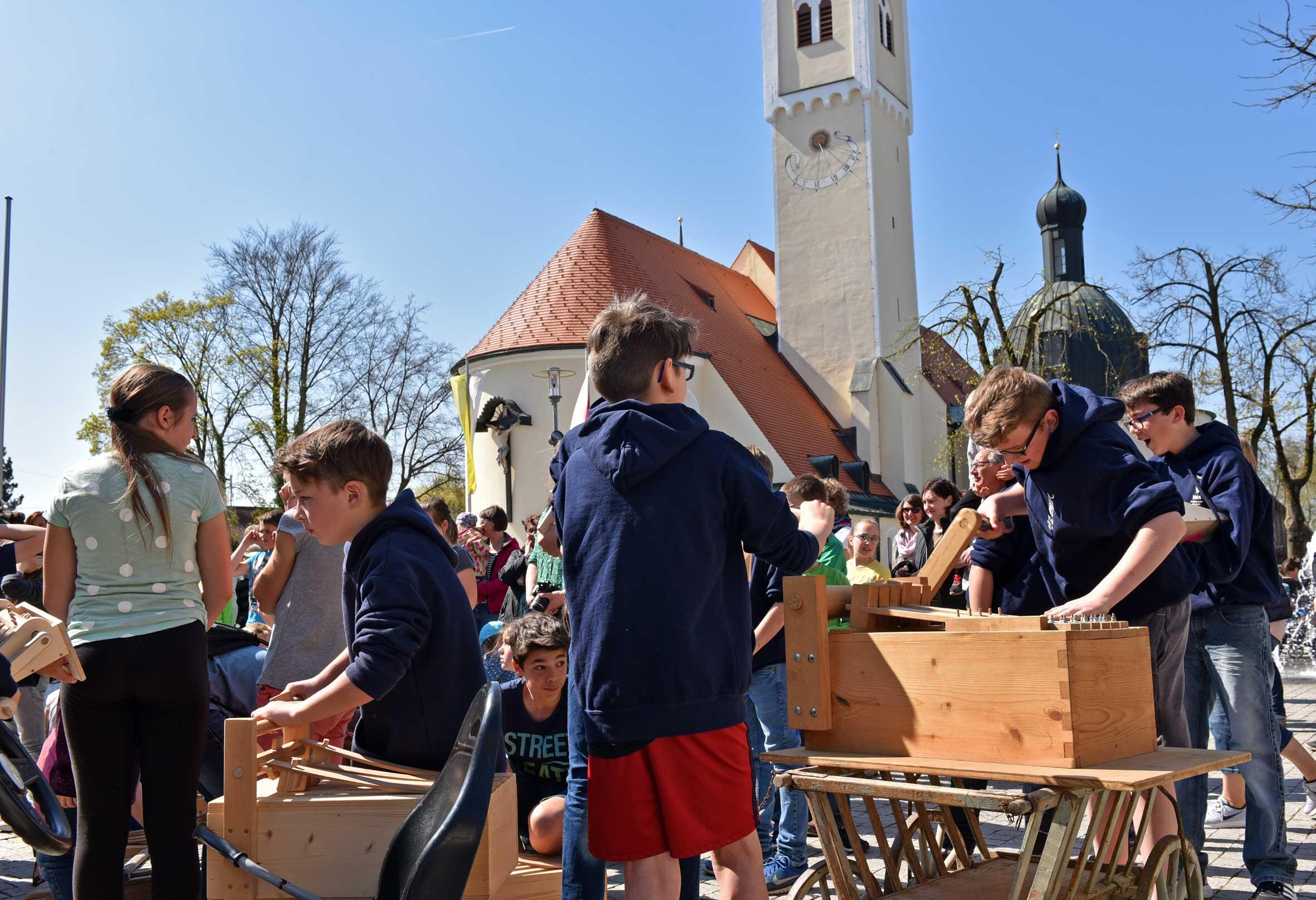 Rund 120 Kinder und Jugendliche haben die diözesane Rätschaktion in Pfaffenhofen an der Roth eröffnet. (Fotos: Romana Kröling / pba)