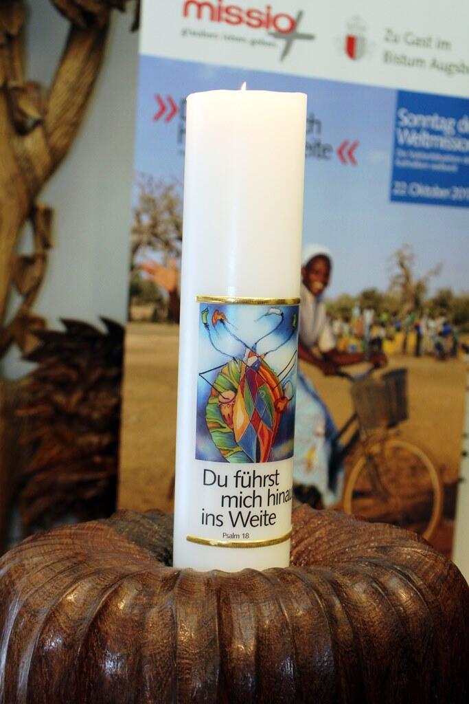 Die missio-Kerze wird von Neu-Ulm über mehrere Stationen nach Landsberg am Lech gebracht. (Foto: Missio München)